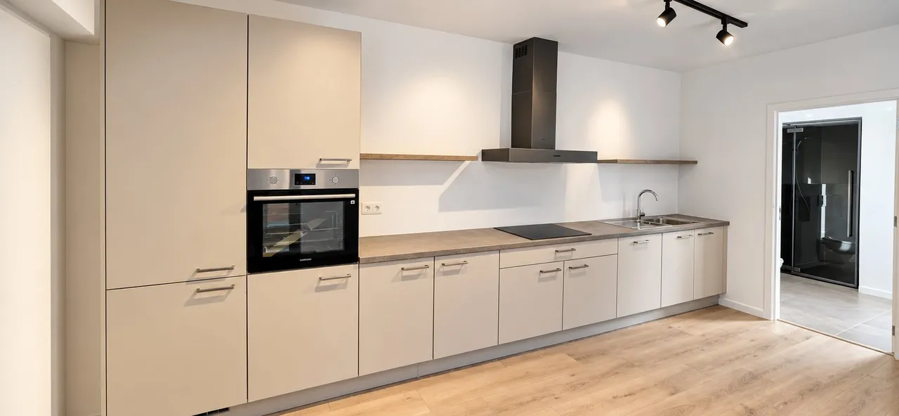 Afgewerkte badkamer met toilet.