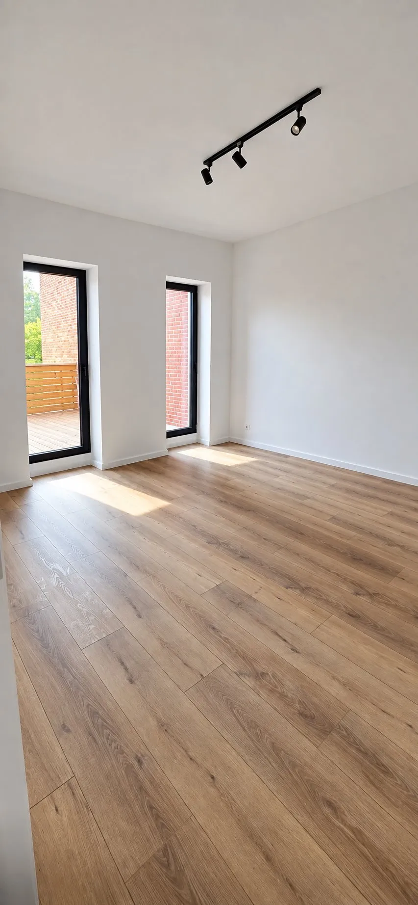 Afgewerkte gang met houten vloer.