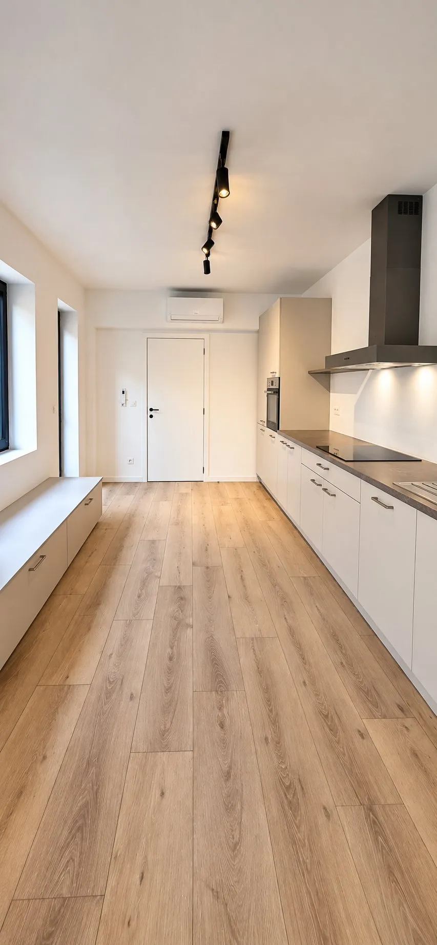 Afgewerkte kamer met houten vloer.